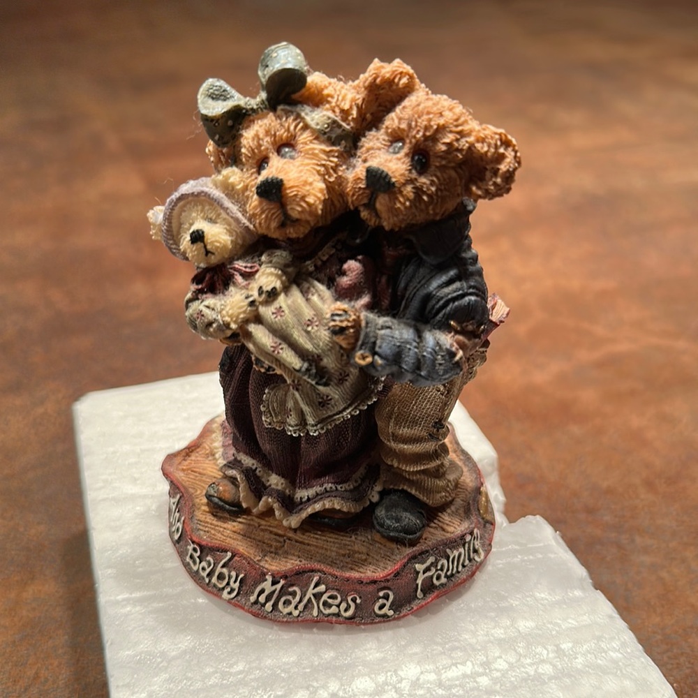 Boyd’s Bear resin figure. ‘Momma & Poppa McNewBear with Baby Bundles’